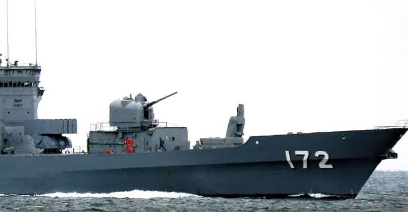 Japanese Navy destroyer collided with a Chinese fishing boat and got a hole