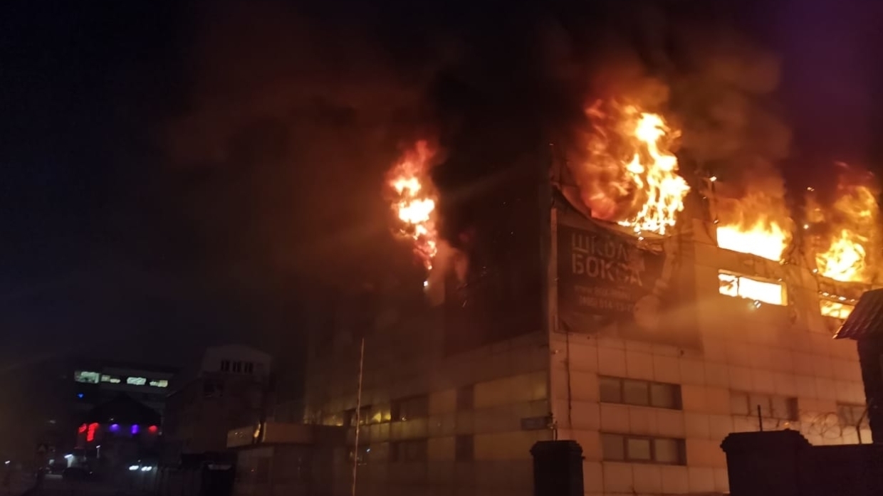 Крыша обрушилась у горящего здания школы бокса в Химках