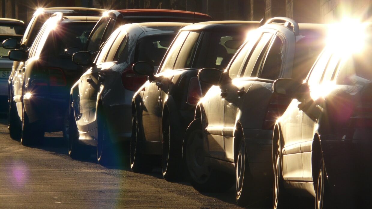 Лысаков предложил в уголовном порядке наказывать паркующихся на спецзонах водителей