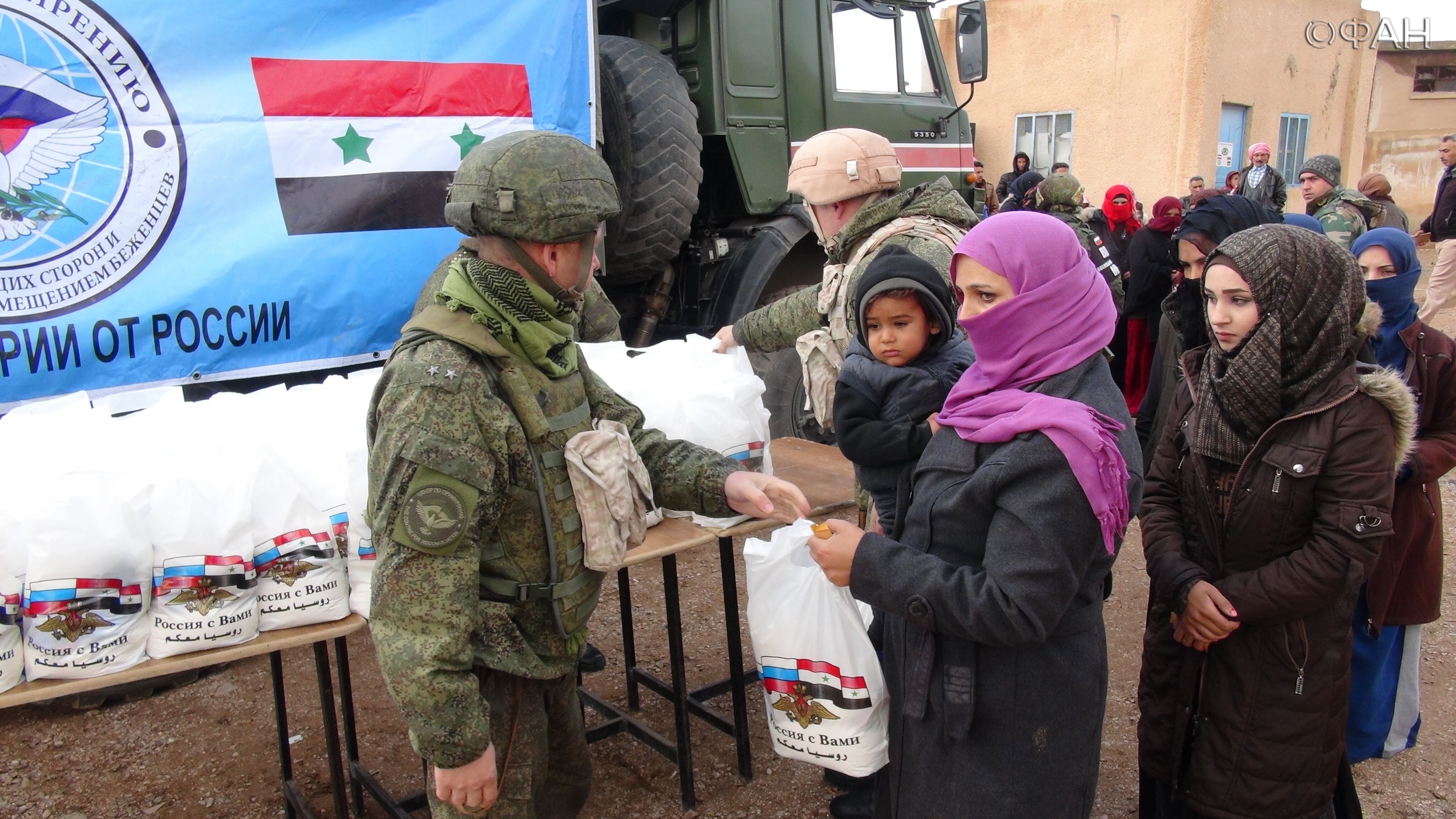 Помощь мирным жителям. Российские военнослужащие в Сирии гуманитарная. Гуманитарная помощь Сирии. Гуманитарная помощь военным. Гуманитарная акция в Сирии.