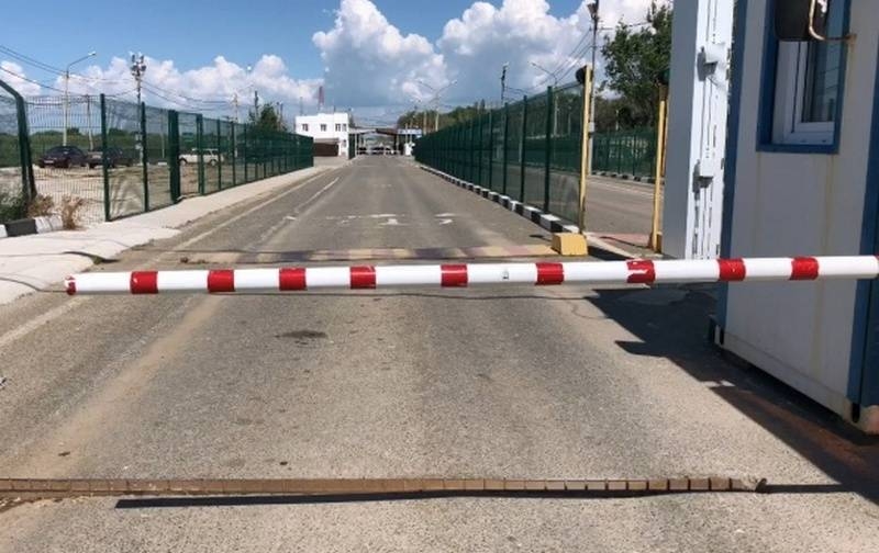 Ukraine temporarily closed its border with Crimea