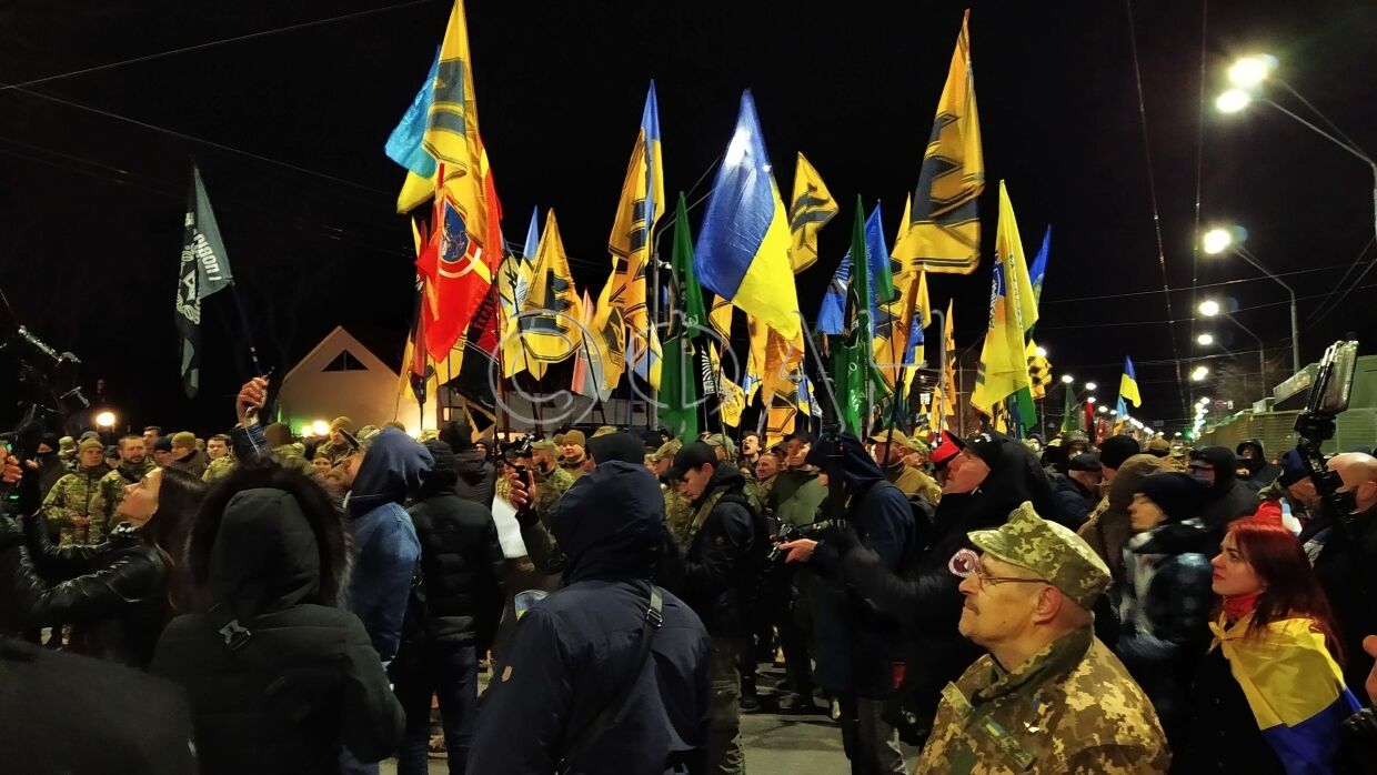 Украинские националисты обстреляли из ракетницы здание посольства РФ в Киеве