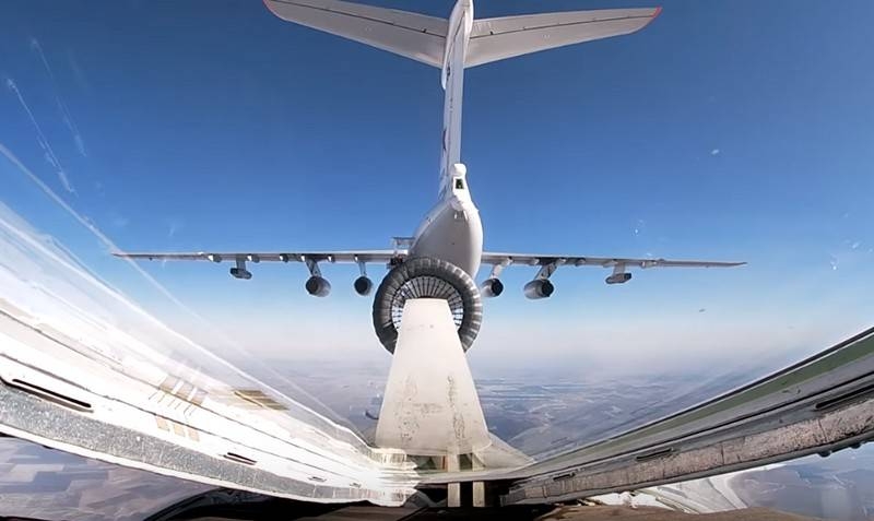The network has a video for refueling «white swans» at speed 600 km / h