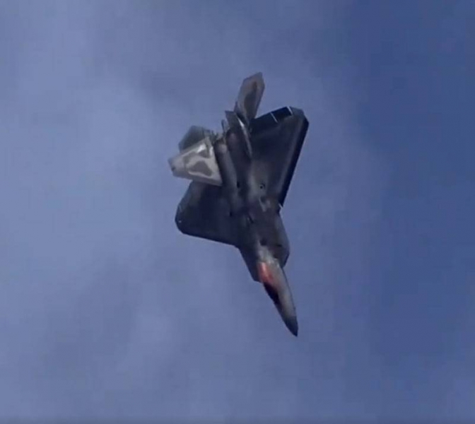 EN LOS EE.UU: «Замедленное видео с маневрированием F-22 буквально завораживает»