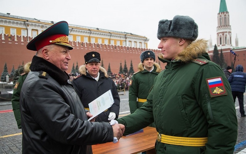 El general de división Popov explicó la negativa de los sombreros de astracán en el ejército ruso.