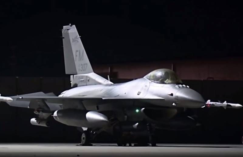 F-16 ВВС Польши позабавил российских лётчиков странными маневрами