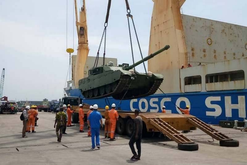 Nigeria received the first batch of Chinese tanks and self-propelled howitzers