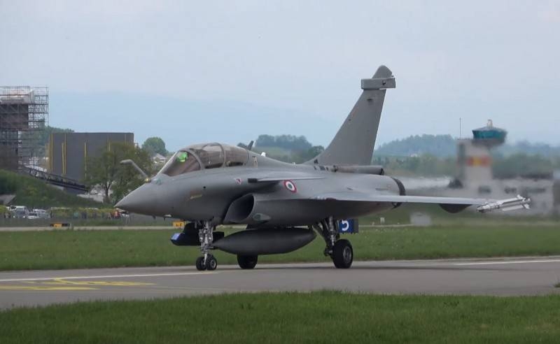 Passenger fighter fighter Rafale-B catapulted on takeoff