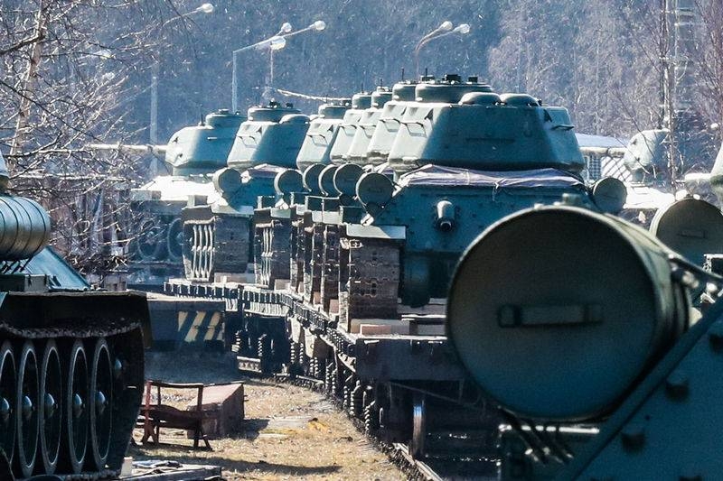 Thirty-T-34-85 tanks arrived in the suburban Alabino