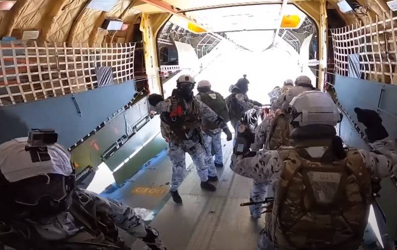 A video appeared on the web of high-altitude landing of Russian paratroopers