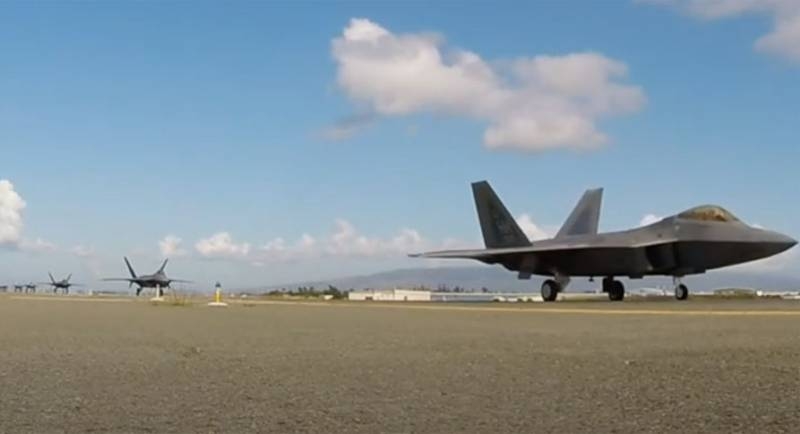 В США показали «прогулку» истребителей F-22 и других военных самолётов в международном аэропорту