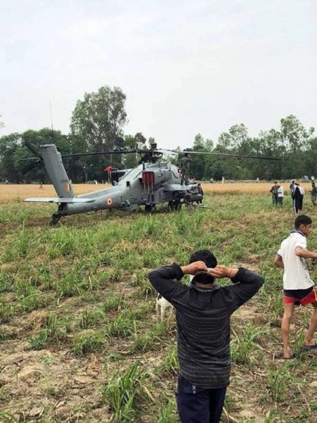 Вертолёт AH-64E Apache ВВС Индии совершил экстренную посадку на сельхозугодья