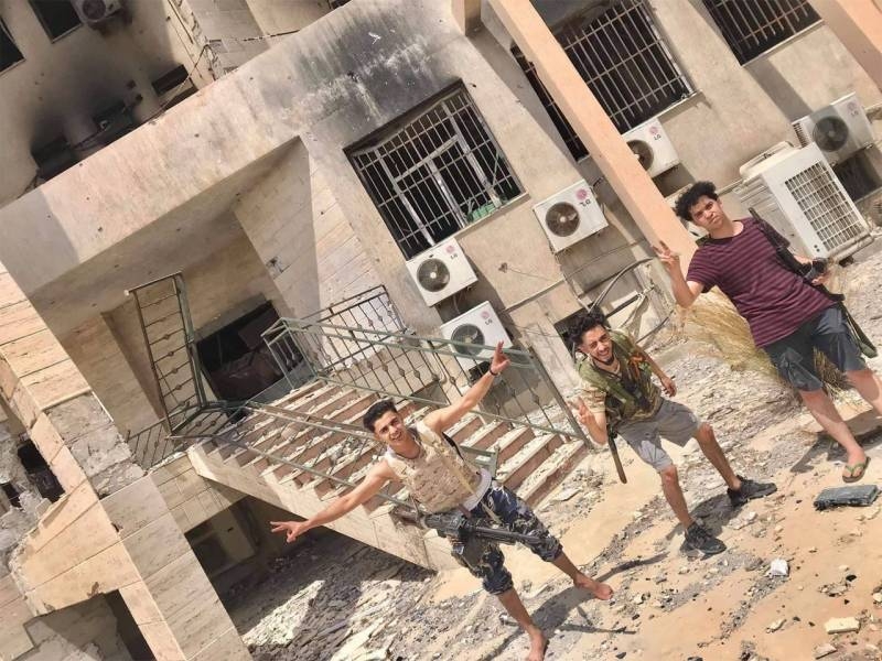 «Босиком, но с пулемётом»: в сети иронизируют над постановочным фото «героев ПНС» 在利比亚