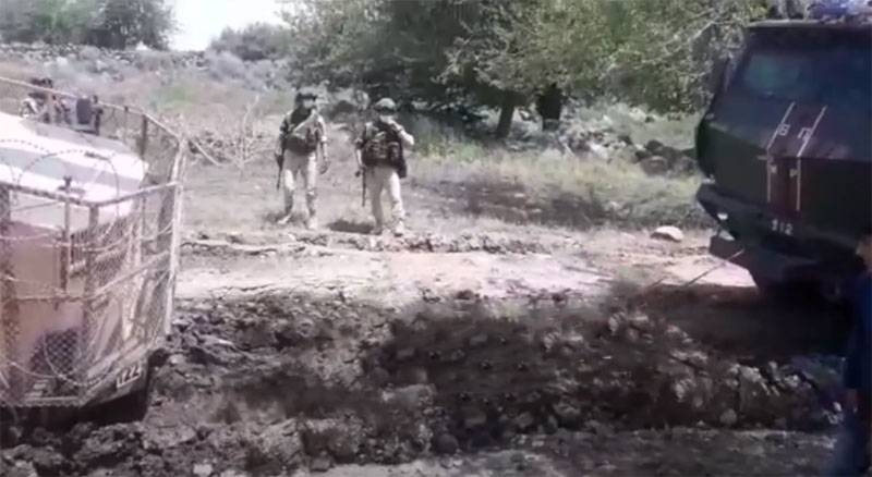 Un véhicule blindé de la patrouille turque coincé dans la boue syrienne - вытаскивали с помощью КамАЗа «Typhon»