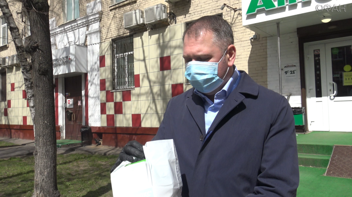 Doctor of Economic Sciences buys quarantine products for old Moscow