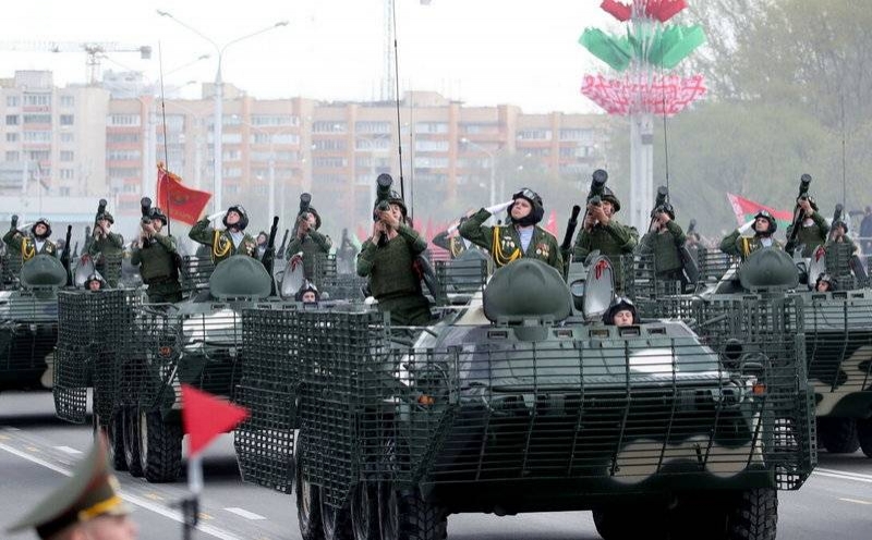 На параде в Минске белорусские военные показали модернизированный БТР-70МБ1