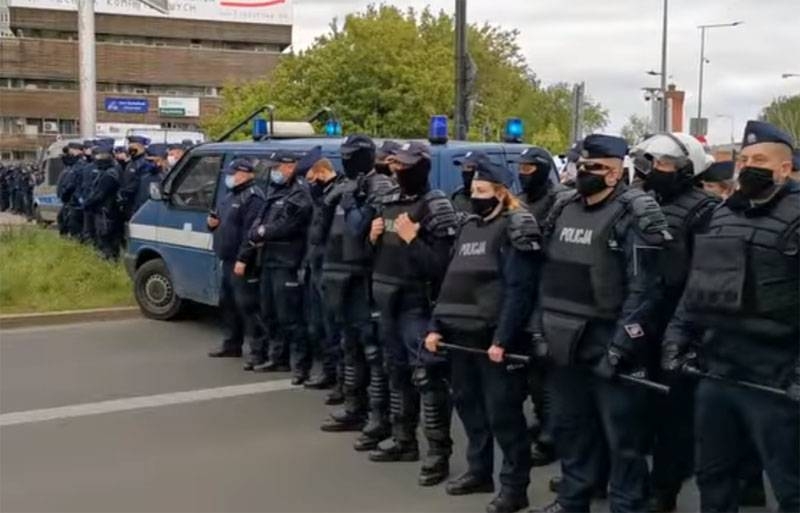 «Нация видит, que le poisson pourrit par la tête» - поляки реагируют на жёсткий разгон акций протеста