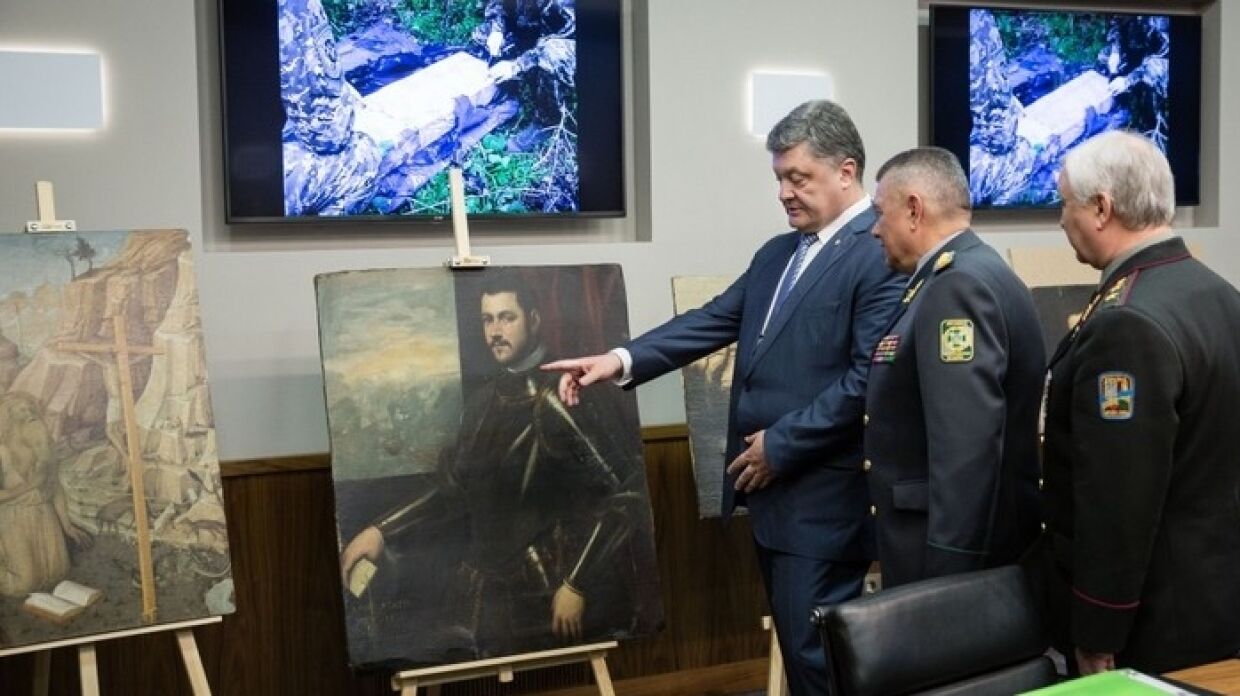 Порошенко обвинили в контрабанде 42 картин из украинских музеев