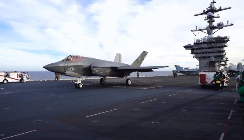 Footprint over the wave: departure of the F-35C below the plane of the deck of an aircraft carrier hit the video