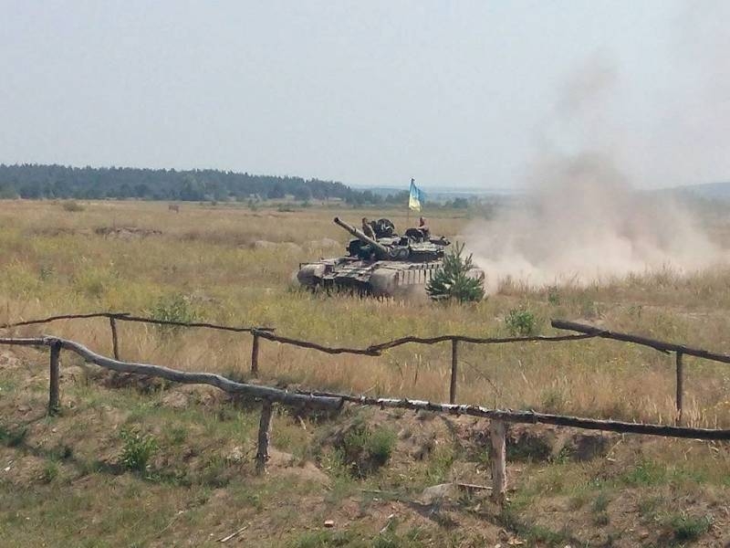 Украинские военные позируют у линии разграничения: отвода сил до сих пор нет