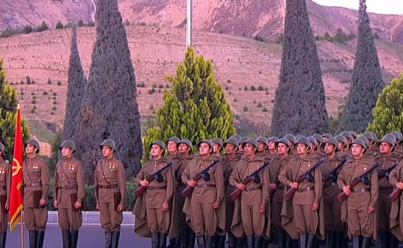 В сети обсуждается колоритный военный парад в Туркмении, посвящённый 75-летию Победы