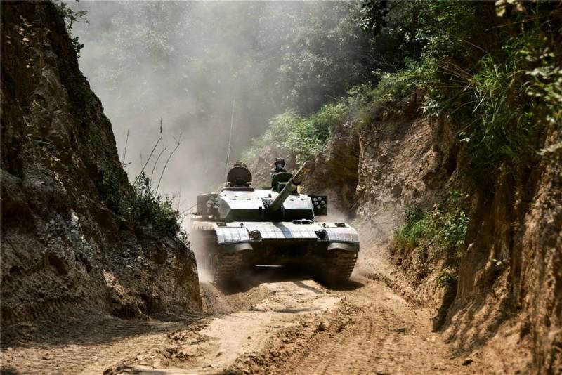 Замеченные странности учений китайской танковой бригады