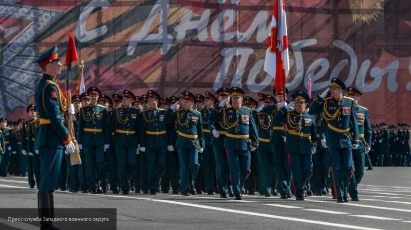 Минобороны РФ заявило об отсутствии участников парада Победы с выявленным COVID-19