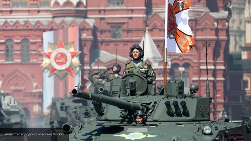 Военнослужащие ЮВО покрасят 30 боевых машин к параду Победы при помощи 500 литров краски