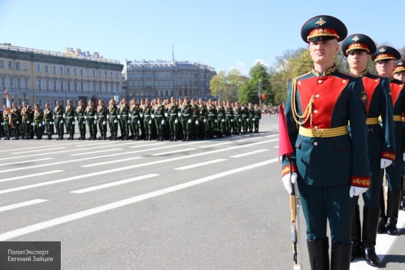 Командующий войсками ЗВО Журавлев проверил готовность солдат к параду Победы в Петербурге
