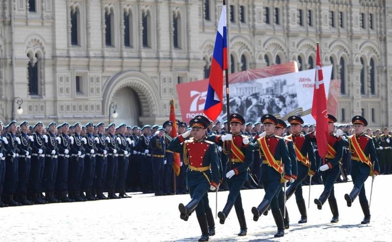 莫斯科胜利大阅兵举行: 谁参加了，普京说了什么