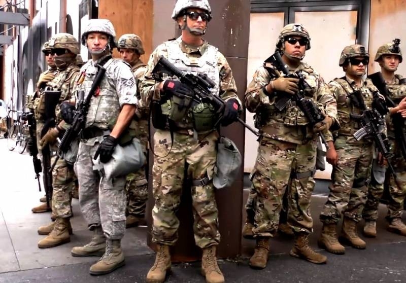В США армию выводят из городов, ставка Трампа на военных провалилась
