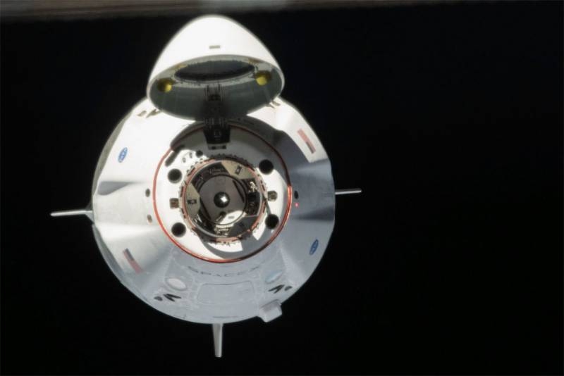 «А вас, Crew Dragon, я попрошу остаться»: SpaceX spacecraft lingers in orbit