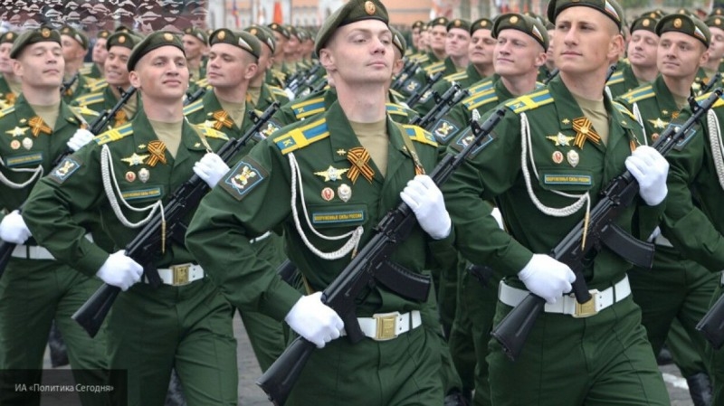 Военные ЗВО приняли участие в торжественном шествии войск в Луге в честь 75-летия Победы