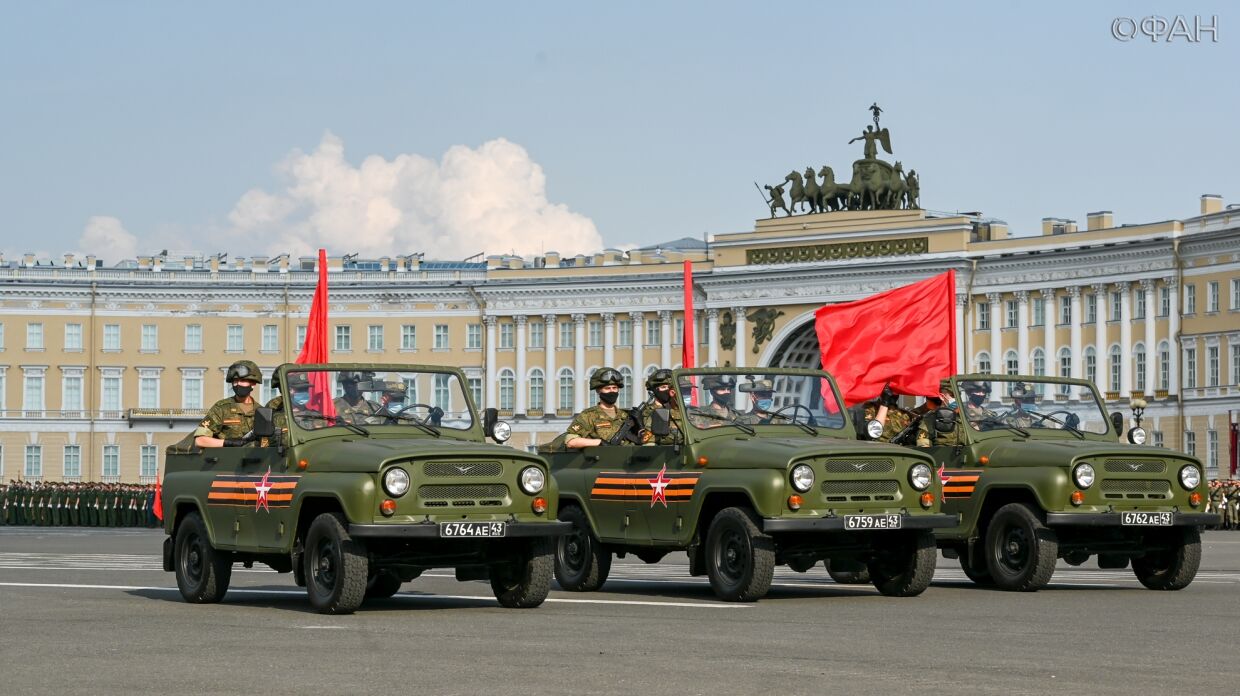 ФАН публикует фото с масштабной репетиции юбилейного парада Победы в Петербурге