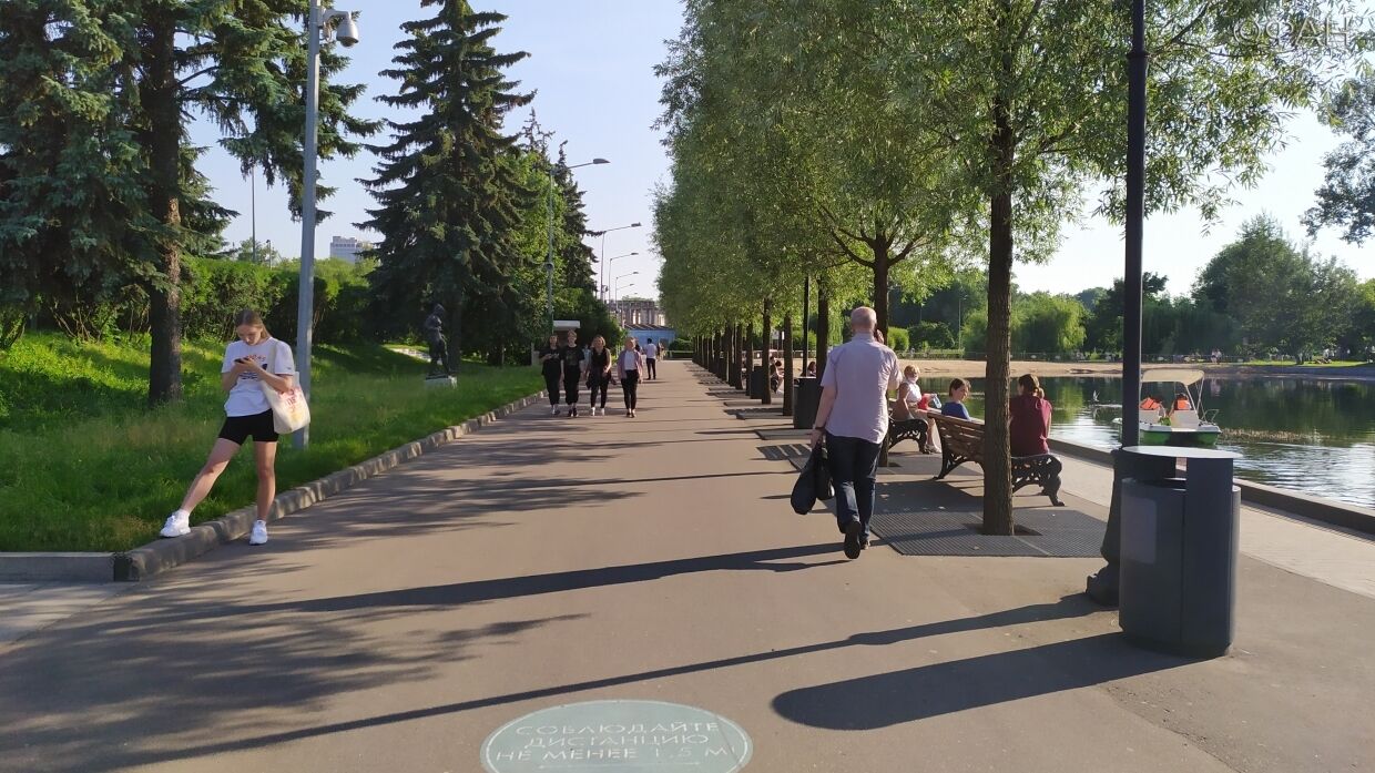 Muscovites broke into the parks, forgetting about masks and distance