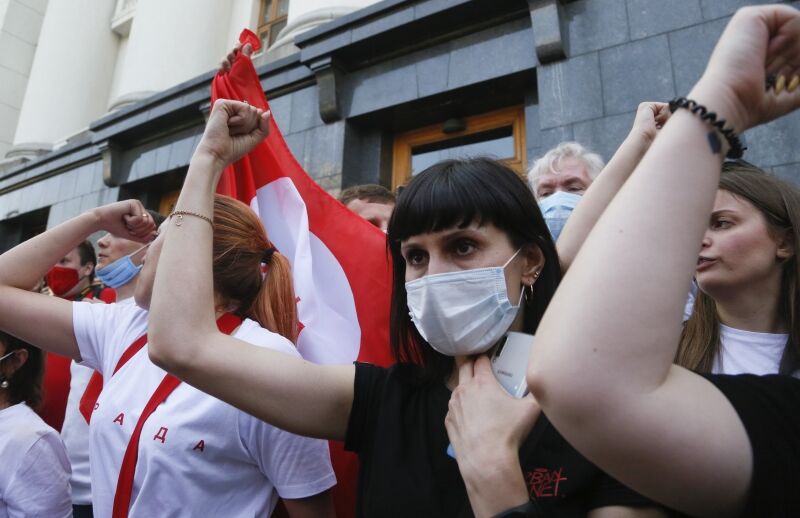 Russian Ukrainians pushed Ukrainian nationalists on the streets of Kiev