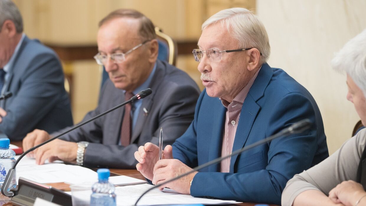 Сенатор объяснил важность поправки в конституцию о запрете отчуждения территорий России