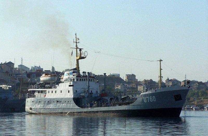 В порту Очакова затонул бывший морской танкер ВМС Украины