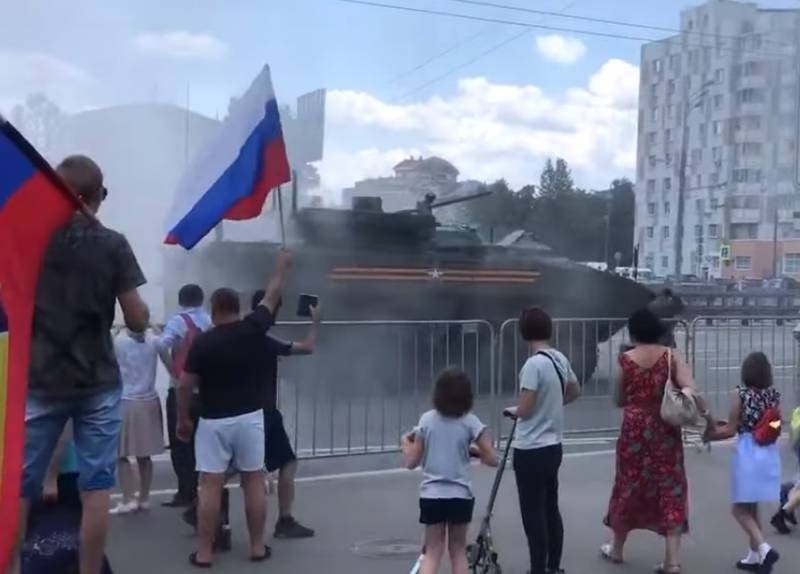 В сети обсуждают дымящий БТР «Boomerang», возвращавшийся с парада на Красной площади