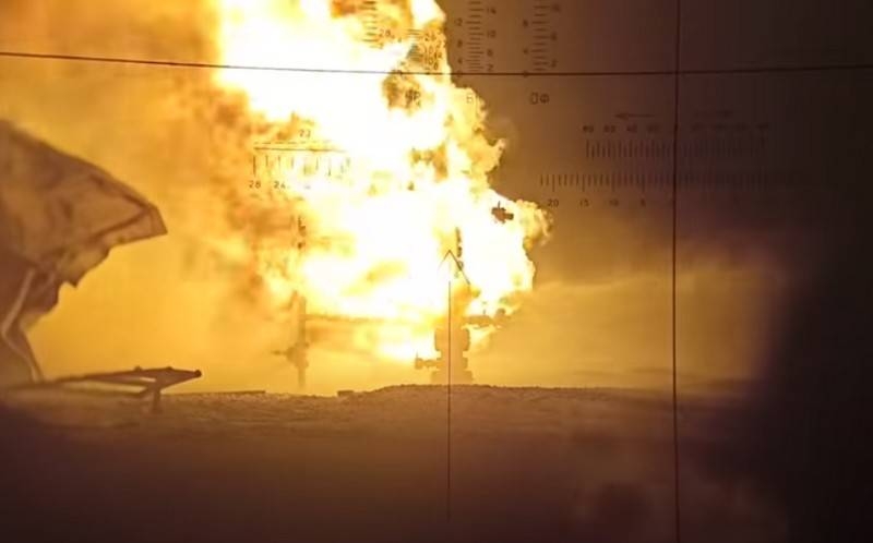В Сети появилось видео тушения нефтяного пожара с помощью пушки МТ-12 «Рапира»