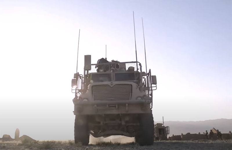 В сети высмеяли заглохший бронеавтомобиль армии США, пытавшийся помешать патрулю ВС РФ в Сирии