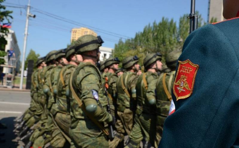 Военные парады в честь 75-летия Великой Победы завершились в Донецке и Луганске