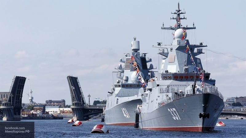 Участвующие в Главном военно-морском параде корабли провели тренировку на Неве