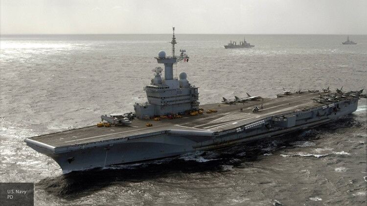 Франция развернула оперативный штаб на авианосце у берегов Ливии