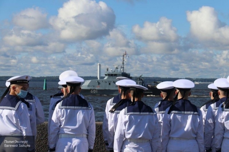 Главный военно-морской парад в честь Дня ВМФ начался в Санкт-Петербурге