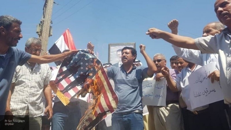 Khasaki residents burn US flag, supporting Assad in the fight against American occupation