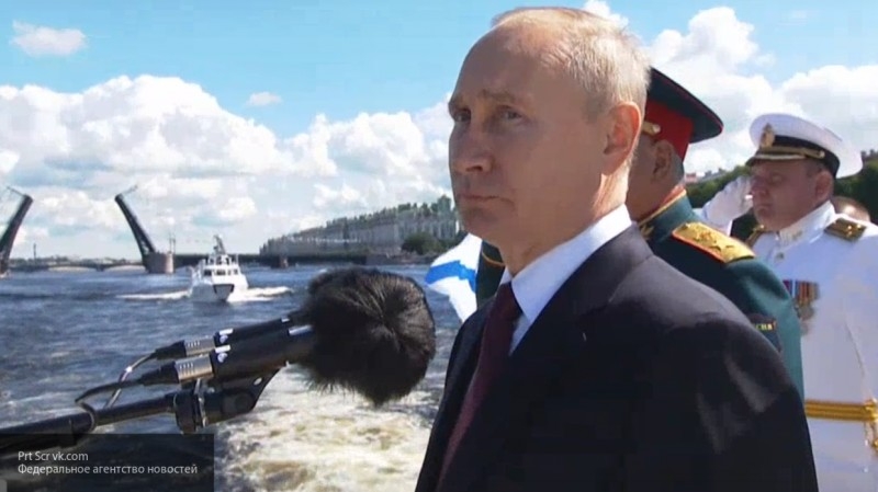 Putin on a boat bypassed the parade formation of ships on the roadstead of the Neva