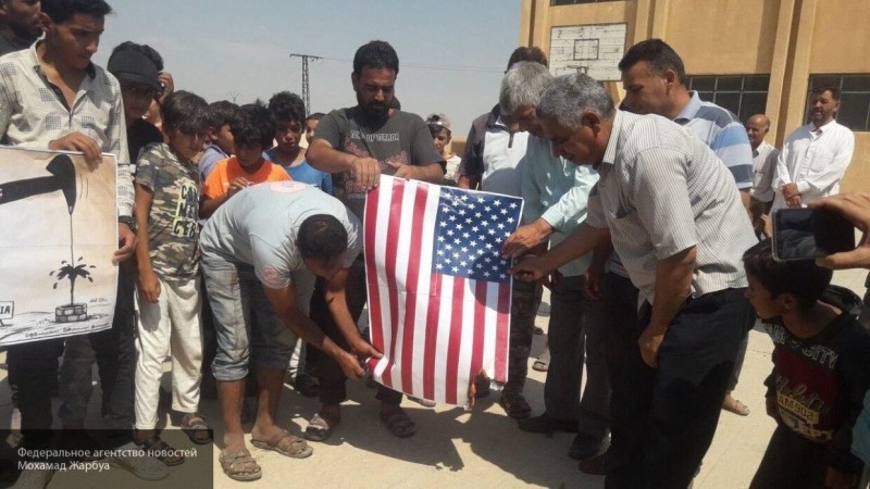 Митингующие в сирийской Хасаке поддержали Асада и сожгли флаг США