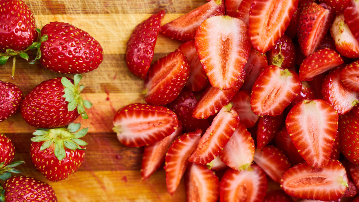 Summer residents were given advice on caring for strawberries in August-September