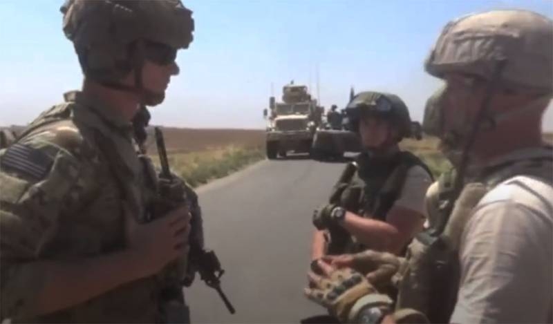 «На каком основании здесь находитесь вы?»: российские военные заблокировали бронемашины США в Сирии